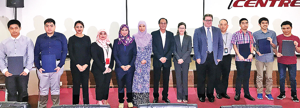 5 receive UnikLearn scholarships